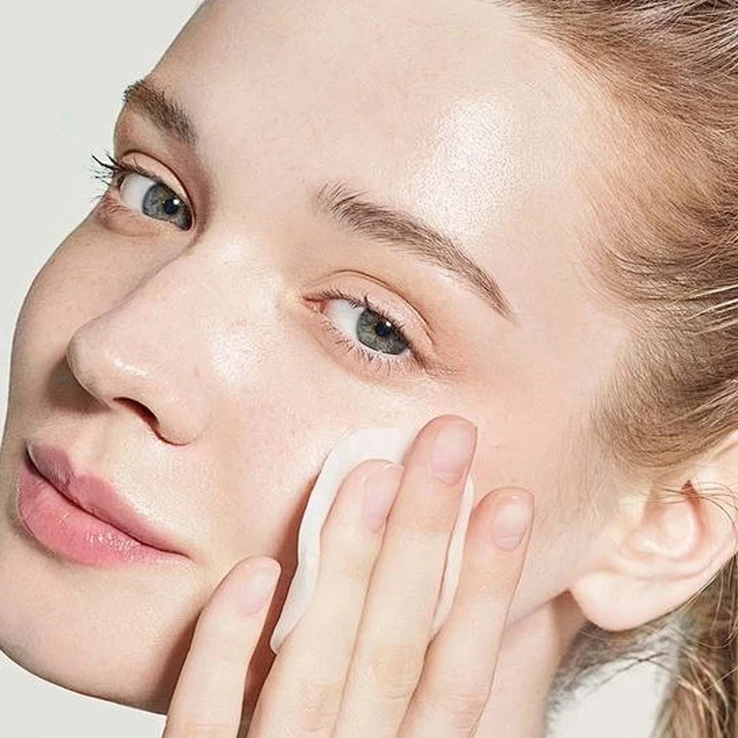 Disposable Makeup Remover Cotton Pads — Soft Dual-Sided Facial Cleansing Rounds for Daily Use & Nail Polish Removal